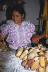 Mujer preparando tamales de forma tradicional