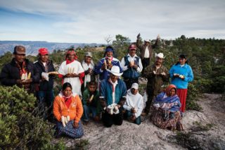 Fotografía de un grupo de agricultores de Chihuahua durante la fiesta del yúmare