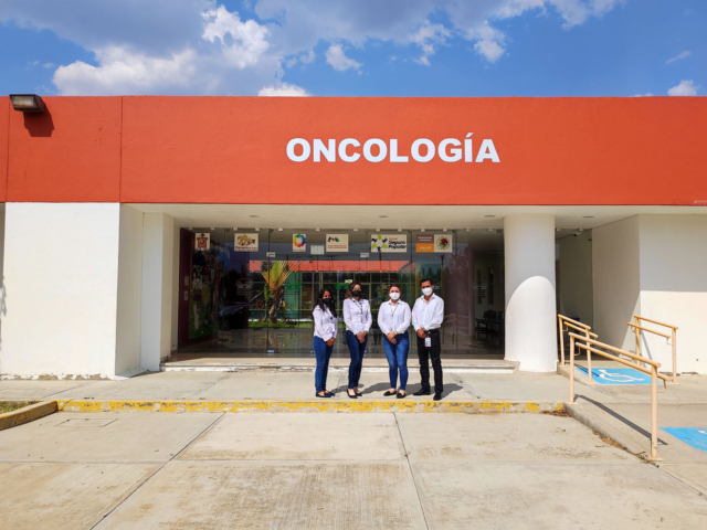 Imagen 2. Parte del equipo de trabajo de campo en el servicio de oncología del Hospital de la Niñez Oaxaqueña.